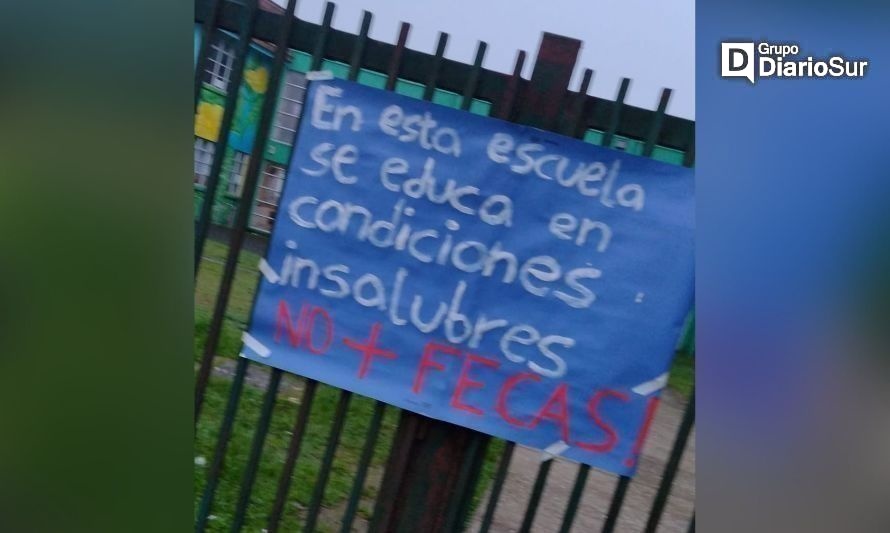 Uno de los carteles en protesta. Crédito: Facebook.