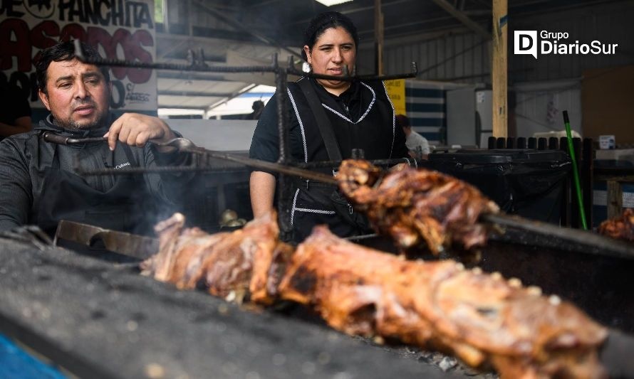 Ferias costumbristas traen color y sabor al verano en Valdivia