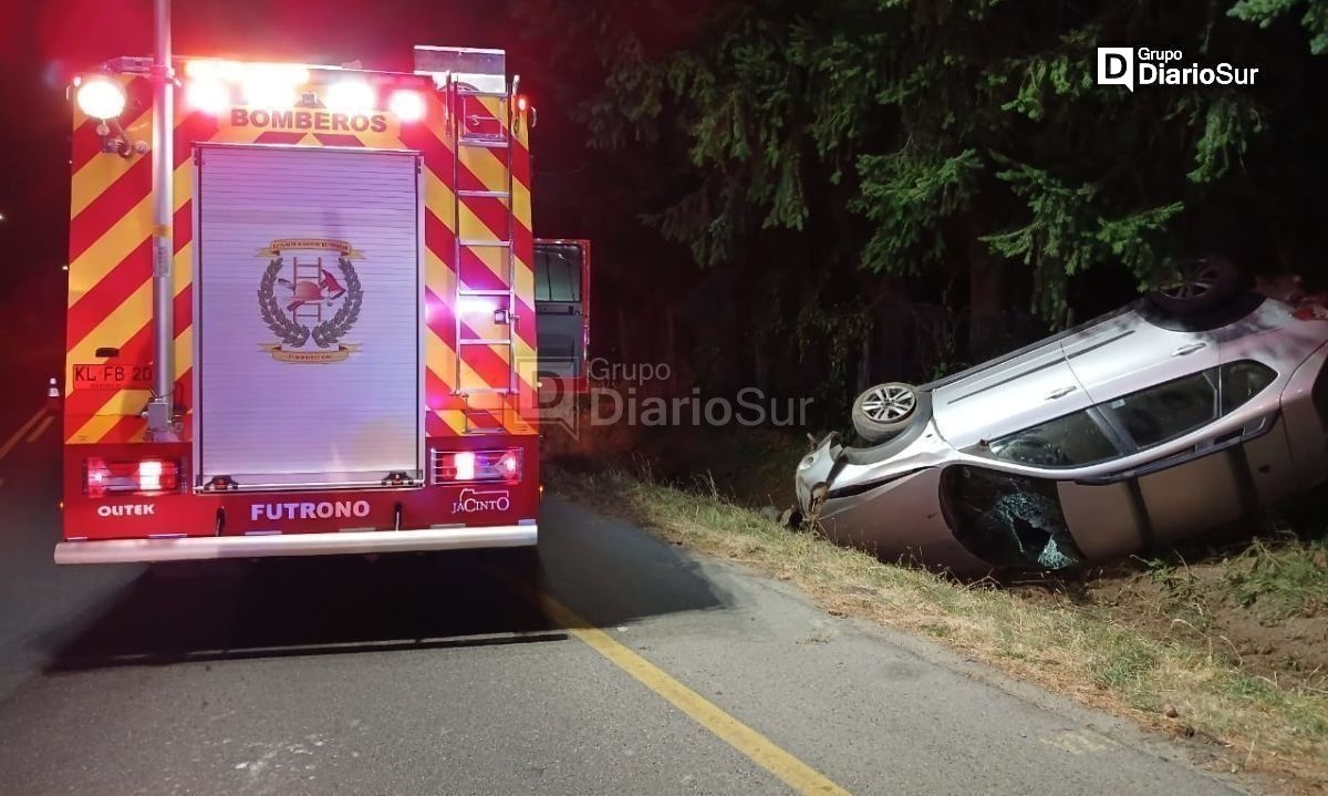 Dos lesionados dejó volcamiento vehicular en ruta Futrono-Llifén