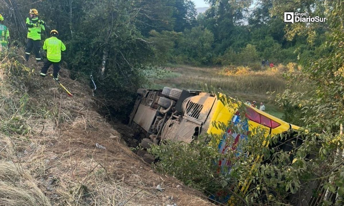 Reportan volcamiento de bus que recorría ruta Santiago-Panguipulli