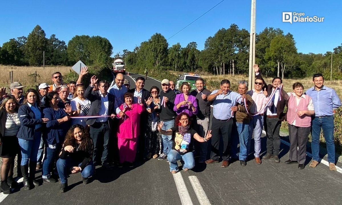 Alcalde de La Unión, Andrés Reinoso, encabezó inauguración de 10 kilómetros de asfalto en Auquinco