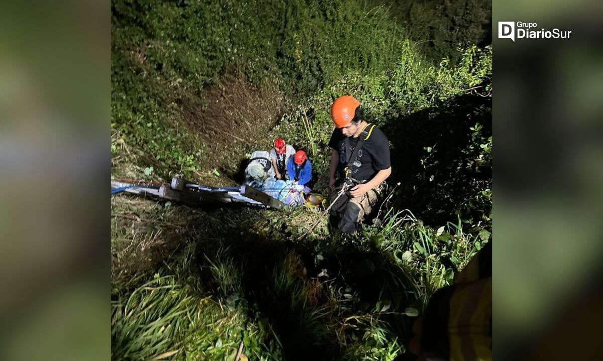 Bomberos de Futrono y Llifén rescatan a mujer que cayó a una quebrada