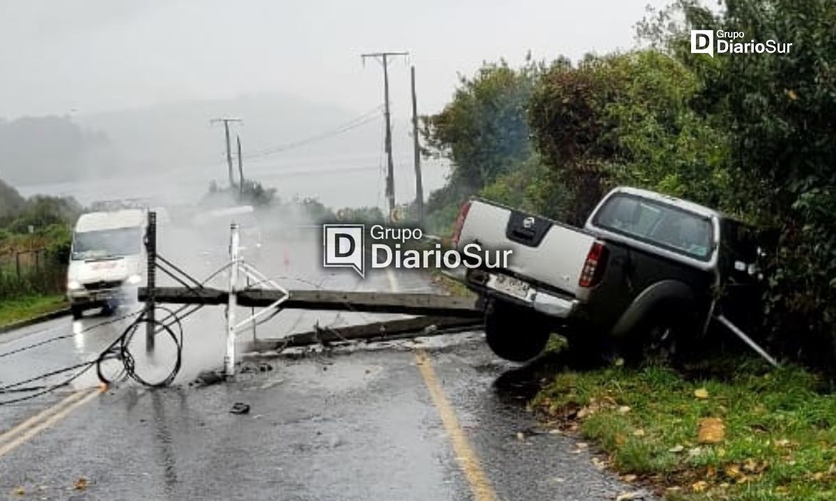 AHORA | Camioneta derribó poste en ruta Futrono-Puerto Nuevo: hay fuego en los cables 