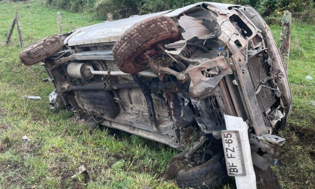 Camioneta volcó en ruta Futrono-Llifén