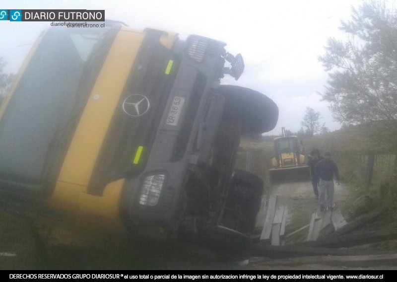 Camión volcó tras colapso de puente en sector Las Quemas en Futrono