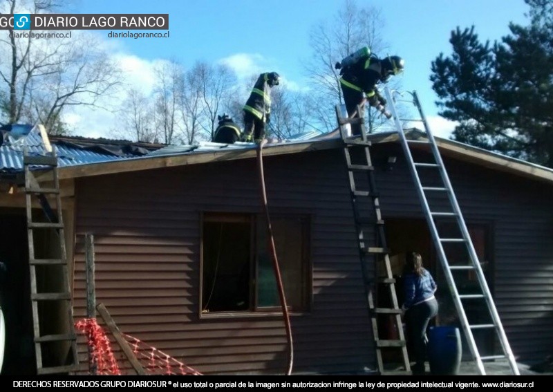 Lago Ranco: Rápida acción de vecinos y Bomberos evitaron el incendio de una vivienda en Las Quemas