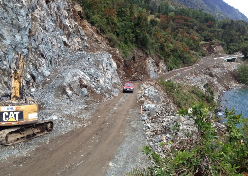 Vialidad rehabilitó tránsito en Ruta Lago Ranco-Calcurrupe, luego que fuera afectada por un derrumbe