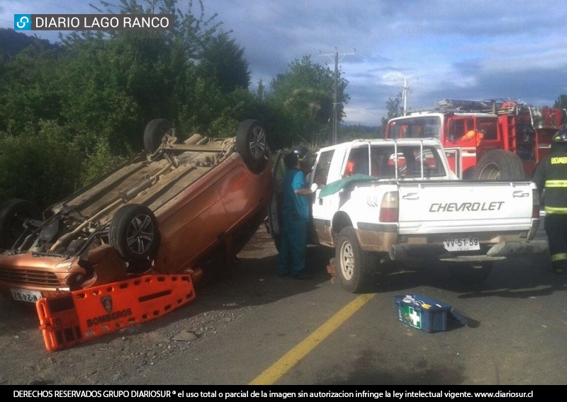 Tres lesionados en accidente de tránsito a la salida de Lago Ranco