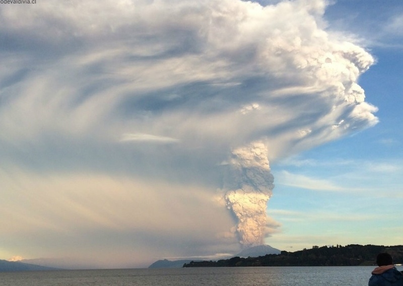 Suspenden clases en Río Bueno y Panguipulli por cenizas del volcán Calbuco