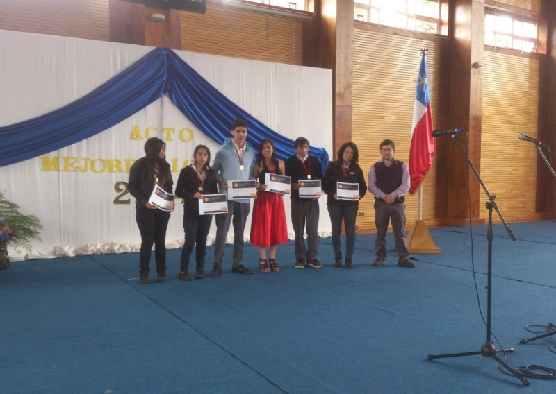 Imágenes: Liceo Rural Llifén rindió homenaje a sus mejores alumnos