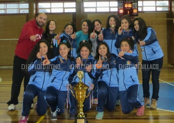 Escuela Nueva España de Los Lagos reafirmó su favoritismo y  alzó la copa en Llifén