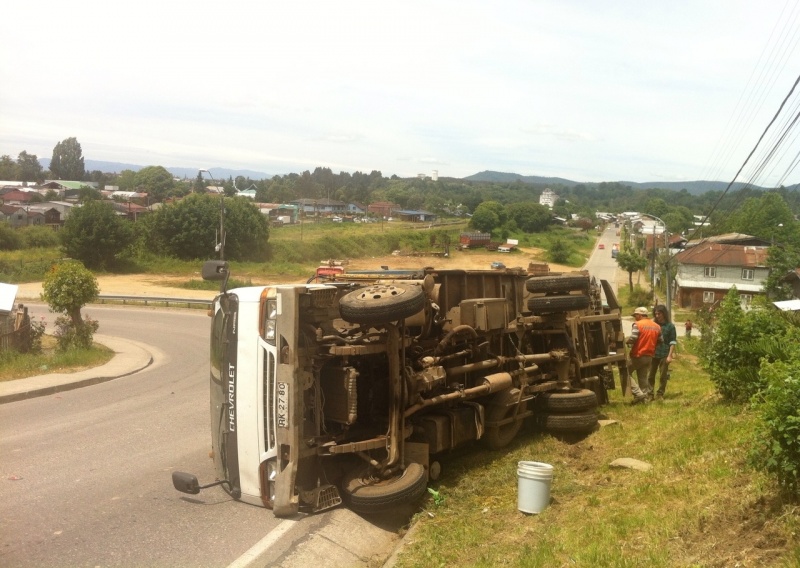 Hábil maniobra de chofer evitó accidente mayor en Los Lagos