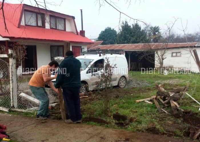 Jóvenes que destruyeron cerco con su furgón en Paillaco asumieron responsabilidad y trabajan en su reparación