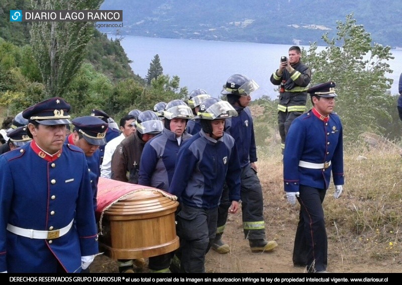 Benjamín, el pequeño bombero de Lago Ranco, fue despedido con honores 