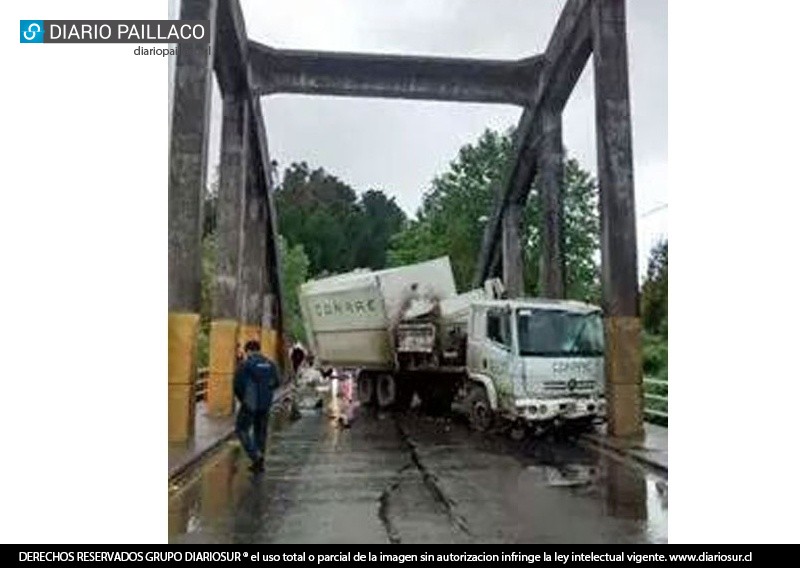 Colisión de dos camiones cortó la ruta entre Paillaco y Valdivia