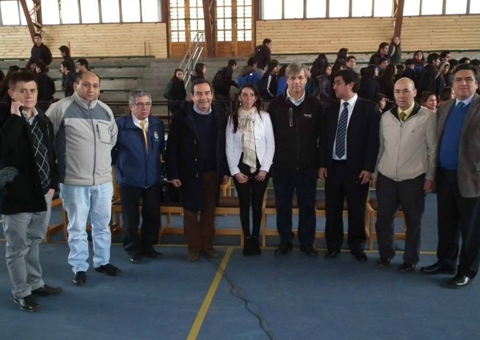 Harold Mayne-Nicholls dicta charla para estudiantes de Lago Ranco 