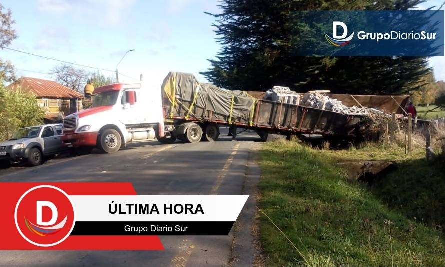 Ruta Río Bueno-Lago Ranco interrumpida por colapso en carga de camión