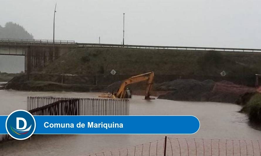 Volcamiento de excavadora en el río Lingue dejó a operario con cuadro hipotérmico