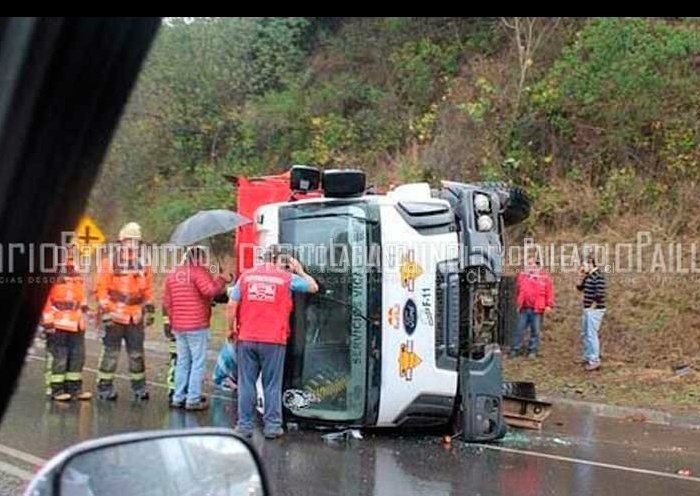 Una persona con heridas leves tras volcamiento de camión en Río Bueno