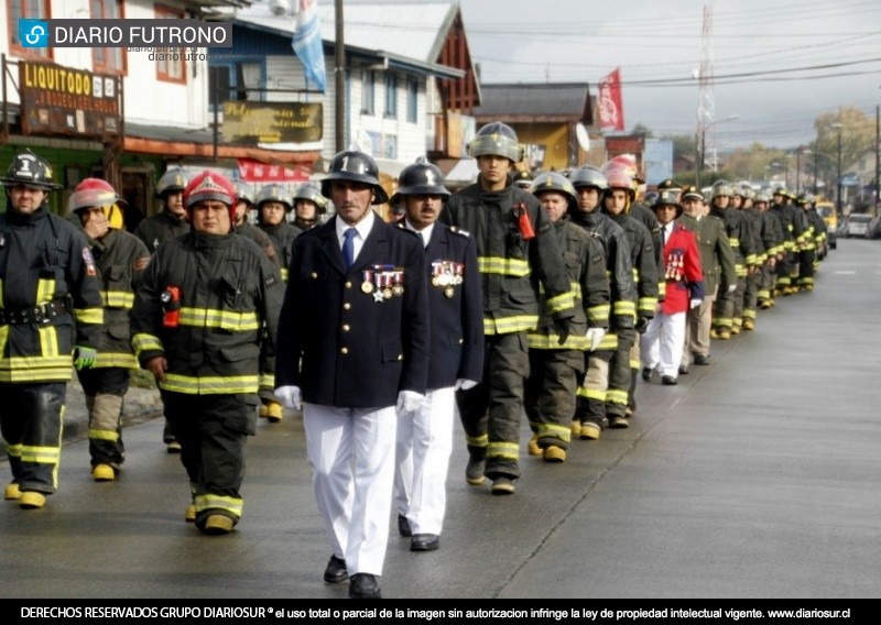 Con desfile y homenajes el Cuerpo de Bomberos de Futrono festejó sus 73 años de vida 