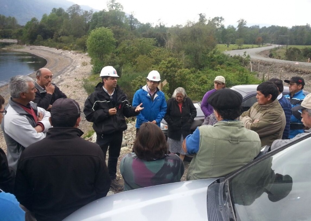 Autoridades del MOP explican a vecinos de Riñinahue, medidas para superar derrumbe ocurrido en Ruta Lago Ranco-Calcurrupe 