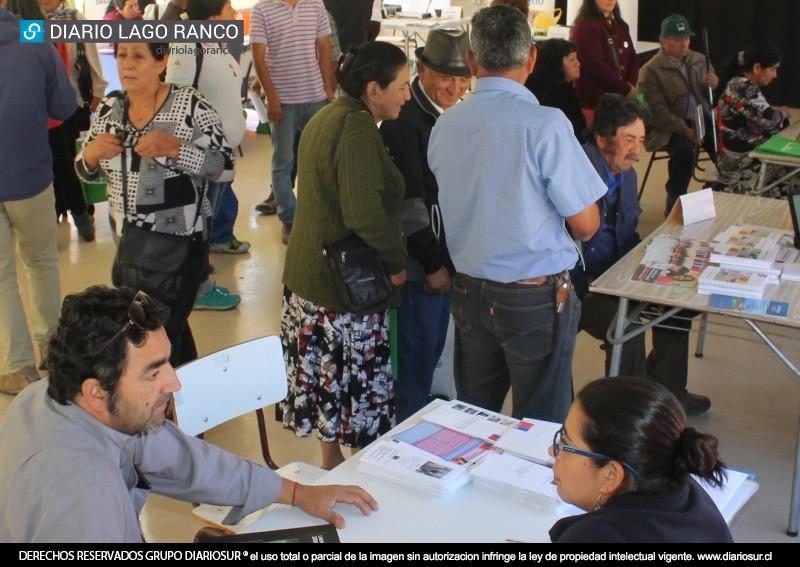 Vecinos de Riñinahue realizaron sus consultas a los servicios públicos en Plaza Ciudadana 