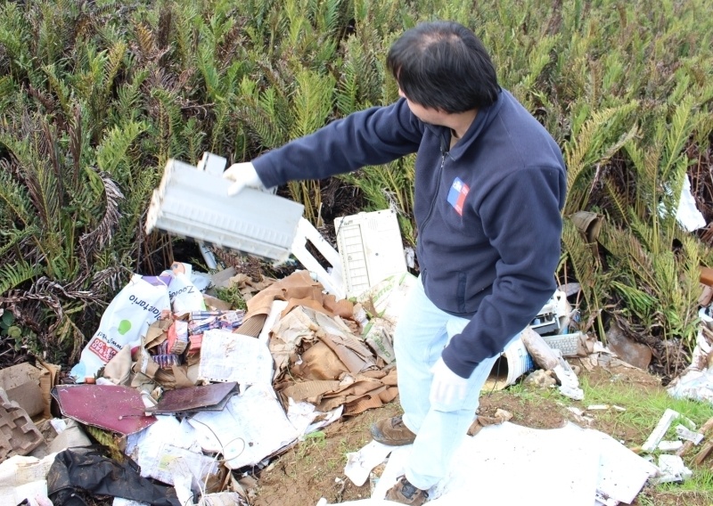 Documentos de la Junaeb aparecieron en un vertedero ilegal en Isla Teja