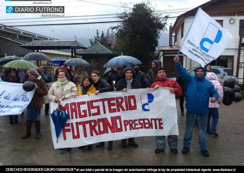 Con viento y lluvia marcharon los docentes futroninos en rechazo a la Ley de Carrera Docente