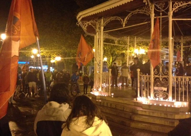 Velatón en memoria de jóvenes asesinados en Valparaíso reunió a cerca de 300 personas en Valdivia