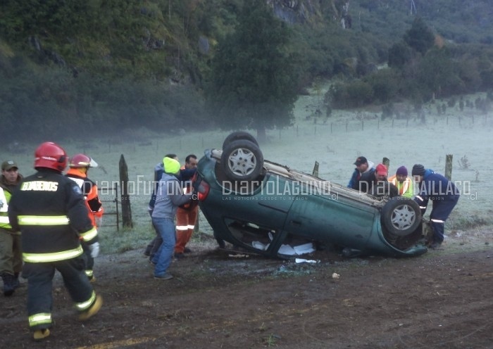 Escarcha en el camino causó volcamiento a metros del accidente de ayer en Futrono