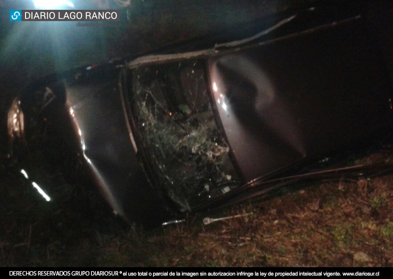 Camioneta conducida por joven sin licencia volcó en el sector Tres Cruces de Lago Ranco