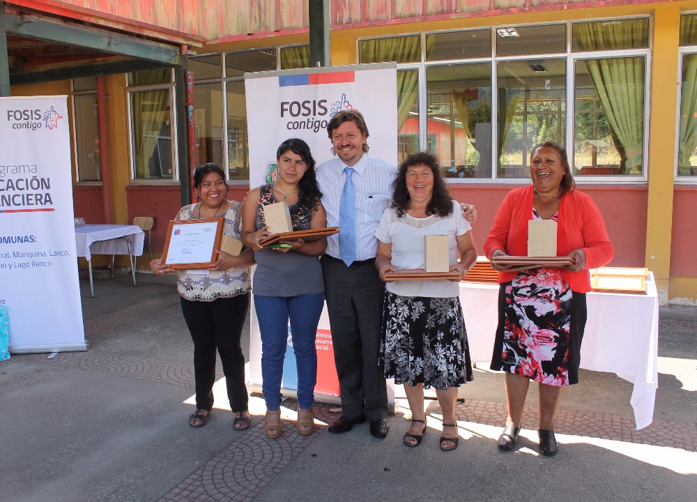 Fosis certificó a familias de Riñinahue en programas “Acción en Familia” y “Educación Financiera”
