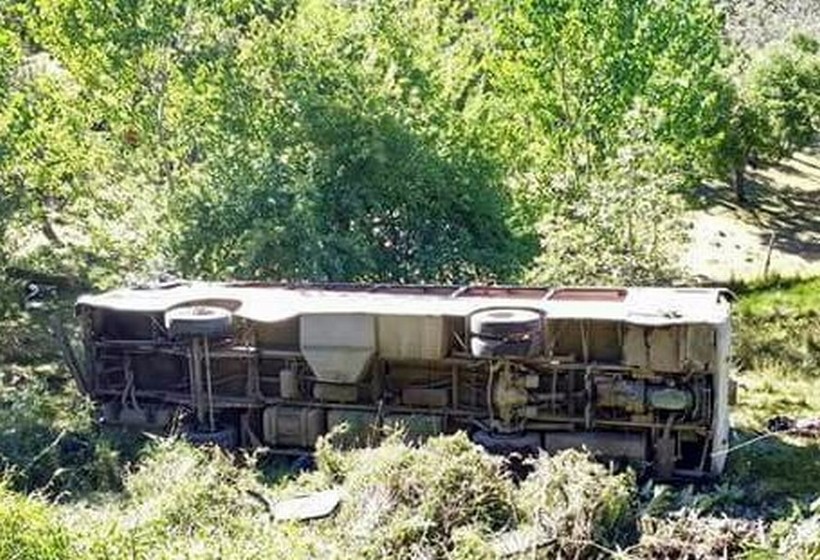 Una veintena de temporeras resultaron lesionadas tras volcamiento en la ruta Lanco-Panguipulli