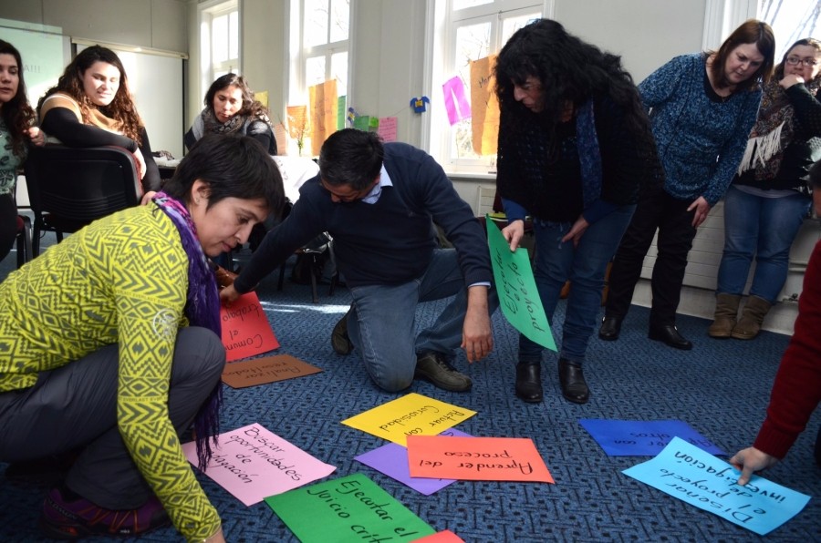 Profesores de primer ciclo básico fueron capacitados en talleres científicos