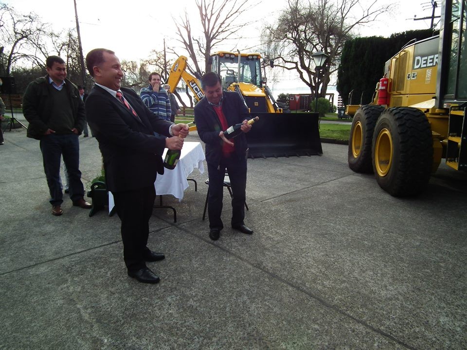 Lago Ranco celebró la llegada de retroexcavadora y motoniveladora a la comuna